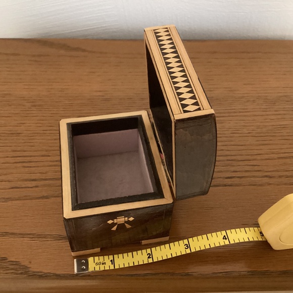 Vintage inlaid small straw trinket box - Picture 3 of 6